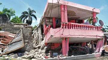 Haití informó que hay cientos de muertos y miles de lesionados tras el sismo.