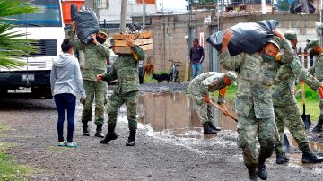 Soldados en labores de apoyo tras el paso del huracán Grace, en la ciudad de Pachuca.