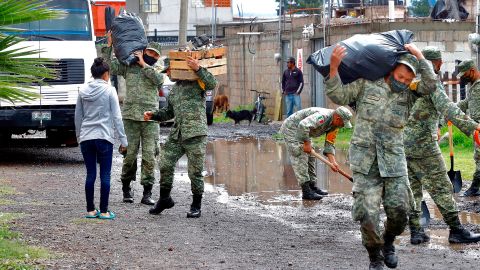 Soldados en labores de apoyo tras el paso del huracán Grace, en la ciudad de Pachuca.
