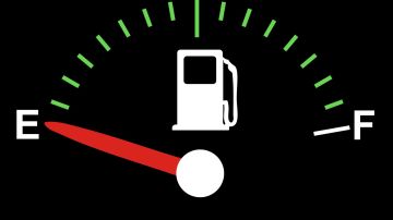 Foto del indicador de combustible de un auto marcando vacio