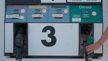 Foto de la mano de una persona manipulando una estación de servicio de servicio de gasolina