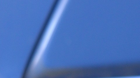 Foto de la mano de una persona poniendo gasolina