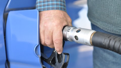 Foto de la mano de una persona poniendo gasolina