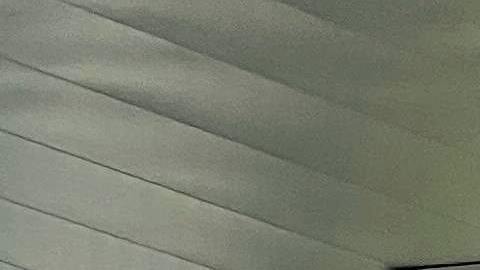 Foto de una persona cargando combustible en una estación de servicio