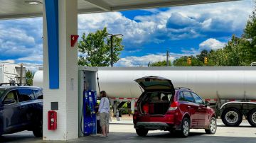 Foto de una persona cargando combustible en una estación de servicio