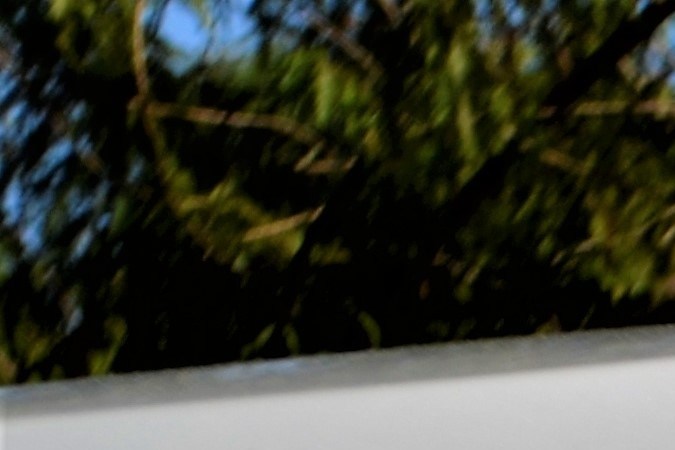 Foto de uno de los faros de una GMC Yukon