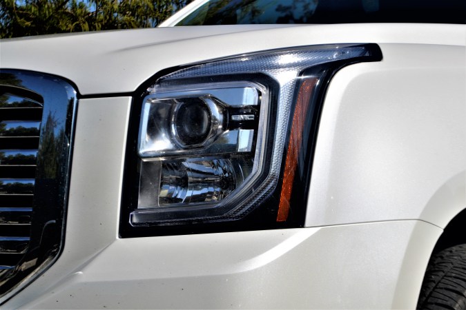 Foto de uno de los faros de una GMC Yukon