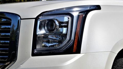 Foto de uno de los faros de una GMC Yukon