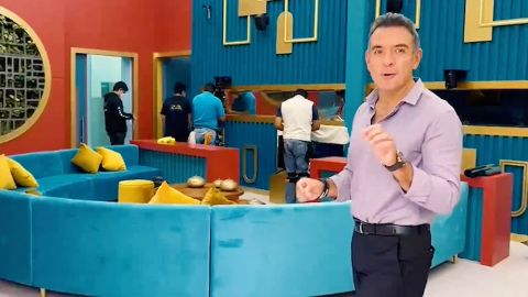 Héctor Sandarti hace un tour por 'La Casa de los Famosos'