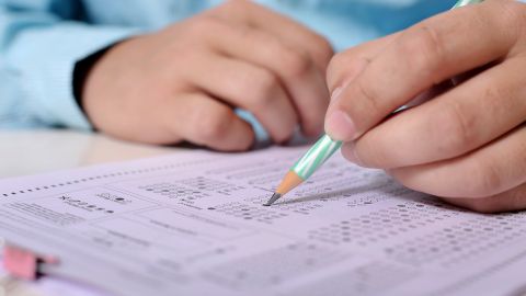 Fotos de las manos de un hombre presentando un examen