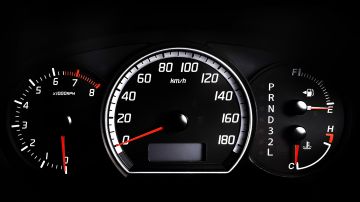 Foto del tablero de un auto mostrando los indicadores