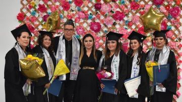 Un grupo de mujeres latinas logró su sueño de graduarse en alta costura y moda. (Cortesía)
