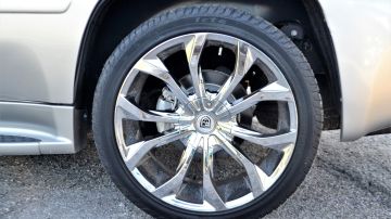 Foto del neumático de un auto