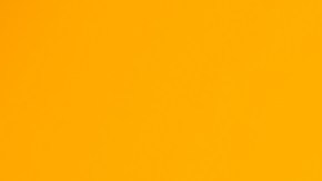 Niña comiendo hamburguesa