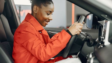 Foto de una adolescente frente al volante