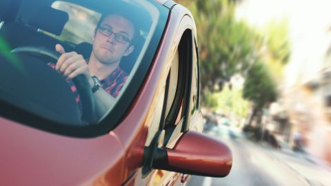 Foto de un hombre conduciendo un auto