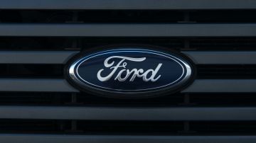 Foto del logo de Ford en la parrilla de un auto