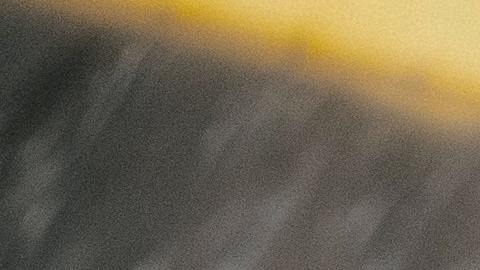 Foto del conductor de un auto asegurándose su cinturón de seguridad