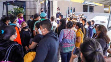 Decenas de familias acudieron a protestar ante la Comisión Estatal de los Derechos Humanos de Baja California. / fotos: Manuel Ocaño.