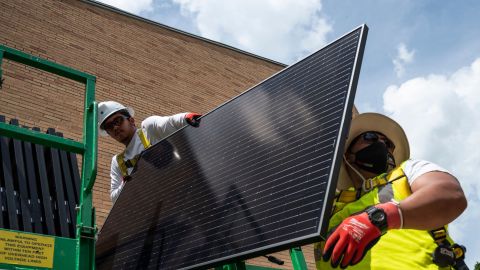 Los paneles solares convierten la radiación del sol en electricidad. / fotos: getty.