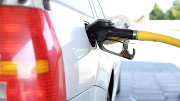 Foto de un auto llenando su tanque de gasolina en una estación de servicio