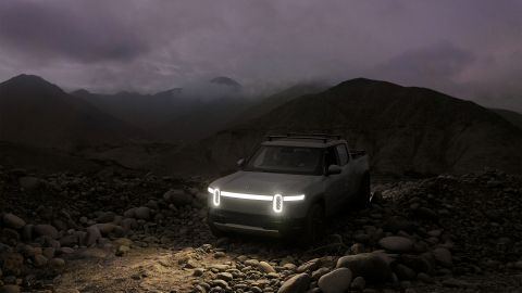 Foto de la R1T de Rivian durante la noche