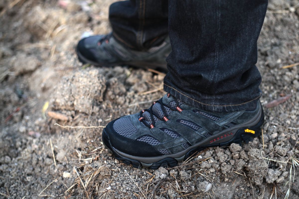 5 zapatos y sandalias Merrell ideales para cuando te vas excursión a la montaña - La Opinión