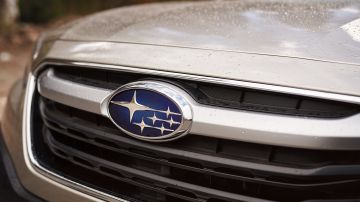 Foto del logo de Subaru sobre la parrilla de un auto