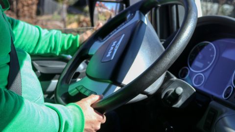 Foto de un conductor comercial frente al volante