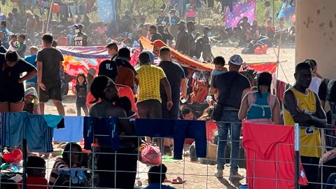 Miles de inmigrantes están bajo el Puente Internacional en Del Río, Texas.