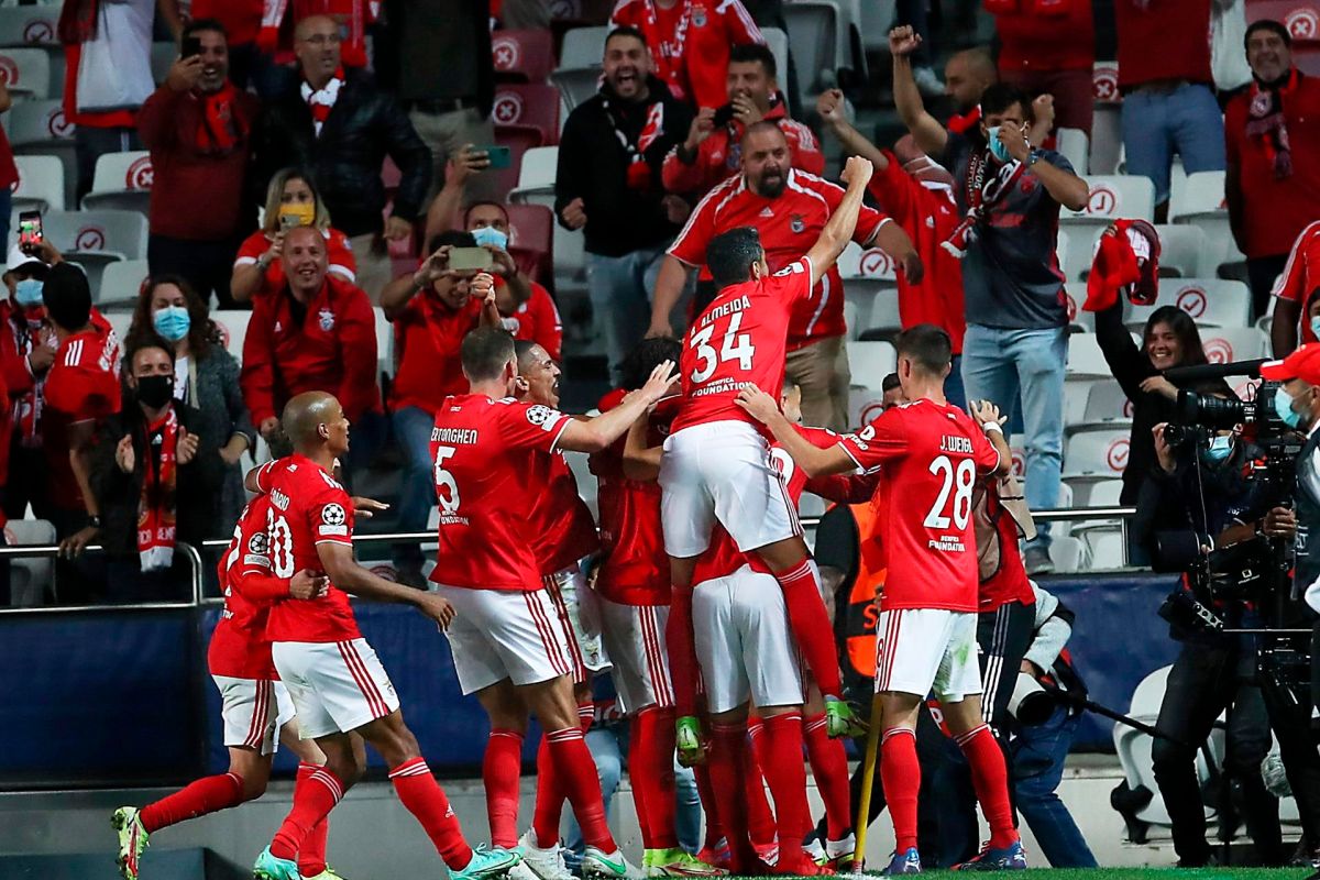 Humiliating defeat: Benfica thrashed a sinking Barcelona alongside Koeman