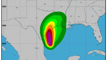Nicholas se aproxima a Texas y podría convertirse en huracán.