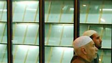 En esta foto de marzo de 2003 se puede ver el Corán de sangre expuesto en una vitrina en la mezquita llamada en ese entonces "Madre de todas las batallas".