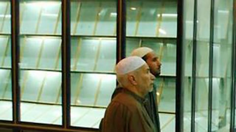 En esta foto de marzo de 2003 se puede ver el Corán de sangre expuesto en una vitrina en la mezquita llamada en ese entonces "Madre de todas las batallas".