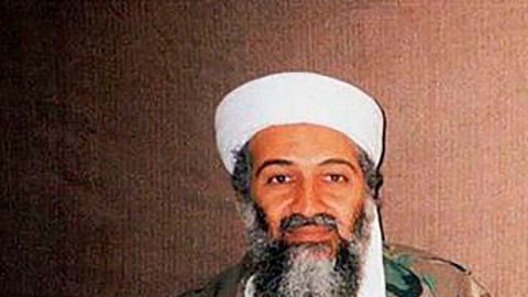 Hamid Mir en entrevista con Osama bin Laden, en Kabul en 2001.