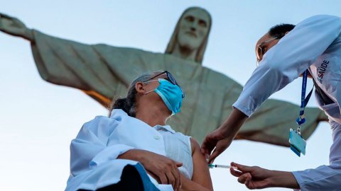 Brasil llegó a tener una tasa de contagios que era 7 veces la de India.