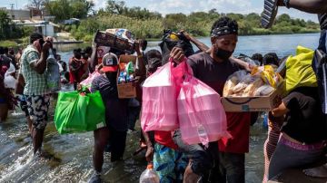 Los migrantes han tenido que cruzar el río hacia México en busca de suministros.