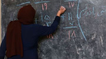Una profesora en un aula afgana