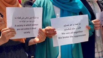 Algunas afganas protestaron en Kabul contra las restricciones que se les han impuesto.