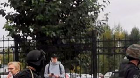 Efectivos de la Guardia Nacional de Rusia entraron en el campus de la Universidad de Perm y lograron detener al atacante.