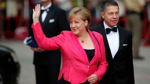 Merkel se ha caracterizado por el pragmatismo. En la foto, aparece con su marido, Joachim Sauer.
