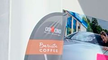 Los ciudadanos han colocado flores en la estación de gasolina donde ocurrió el asesinato.