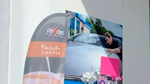 Los ciudadanos han colocado flores en la estación de gasolina donde ocurrió el asesinato.
