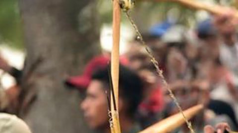 Armados con flechas y caucheras, los manifestantes se enfrentaron a la policía paraguaya.