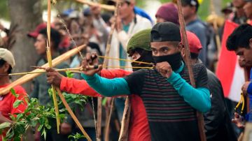Armados con flechas y caucheras, los manifestantes se enfrentaron a la policía paraguaya.