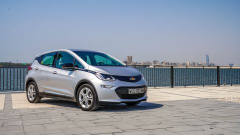 Foto del Chevrolet EV con el mar al fonto