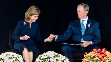 George Bush y Laura Bush en la ceremonia en honor a los pasajeros del Vuelo 93.