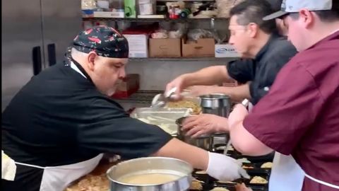 Una imagen de antes de la pandemia, donde aparece Ricardo Sánchez preparando la comida en su negocio. / Foto: cortesía.