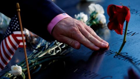 Una persona toca el nombre de una víctima en el Memorial del 11 de septiembre en Nueva York. /Foto: MIKE SEGAR / POOL/EFE