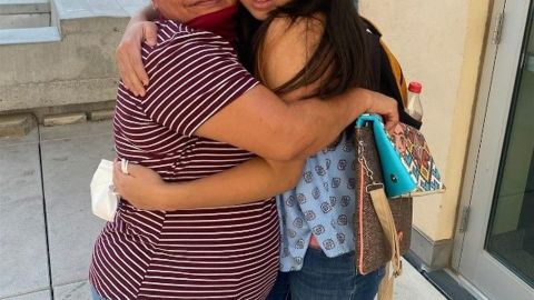 Madre e hija se reencontraron en Florida luego de 14 años gracias a un mensaje por redes sociales.